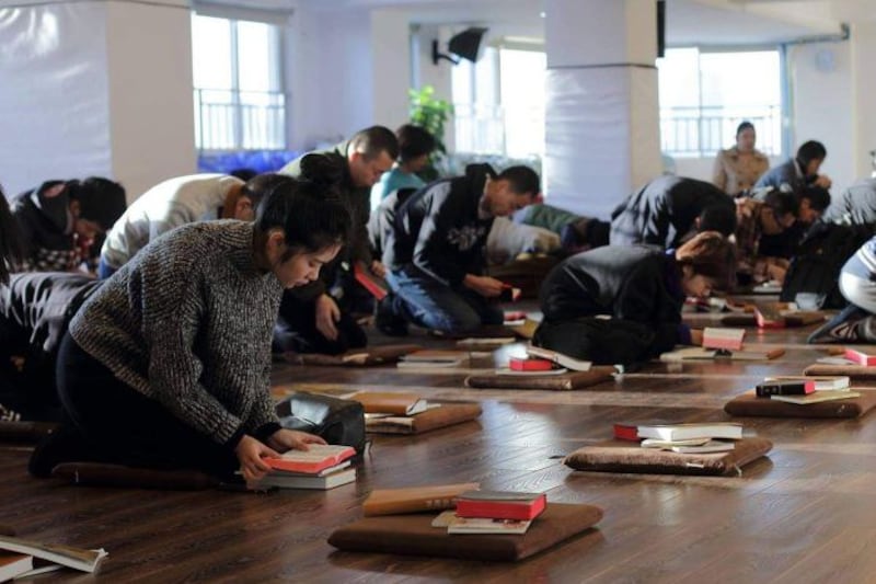 成都秋雨圣约教会信徒过往祈祷聚会（脸书图片）