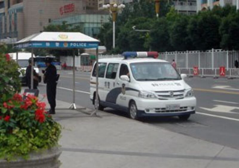 图片：乌鲁木齐街头,特警持枪戒备(市民提供)