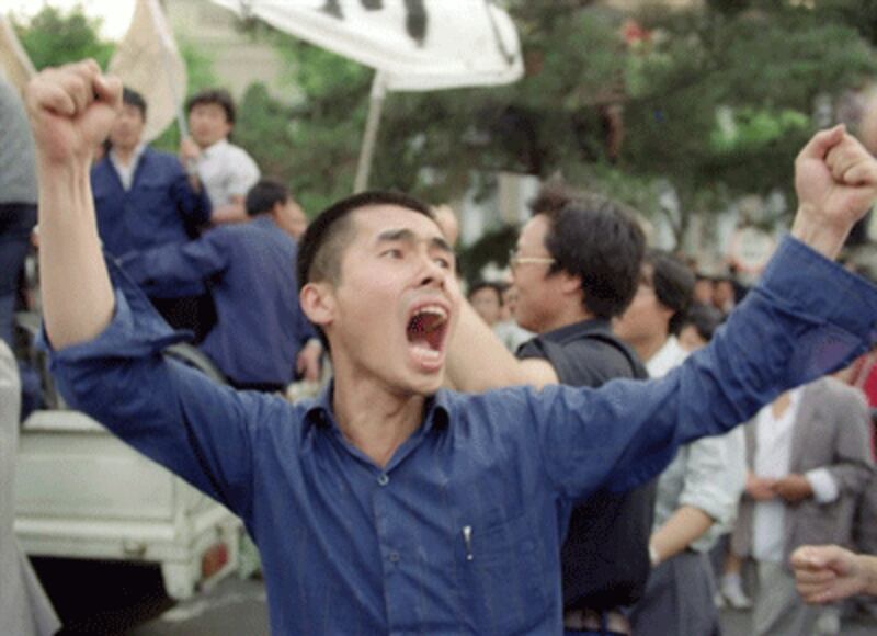 china-tiananmen-slogan-400.gif