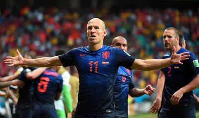 Cầu thủ đội Hà Lan Arjen Robben (giữa) vui mừng sau khi ghi bàn trong trận gặp Tây Ban Nha tại sân Fonte Nova Arena ở Salvador ngày 13 tháng 6 năm 2014.