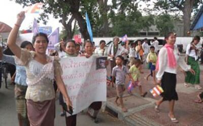 Phụ nữ Campuchia tuần hành phản đối cưỡng chế nhà bằng bạo lực tại thủ đô Phnom Penh. Photo Quốc Việt RFA