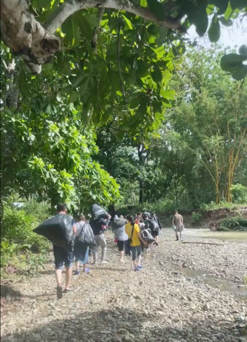 "走线"者在热带雨林需徒步二至三天，如遇下雨则要四、五天。（天哥提供）