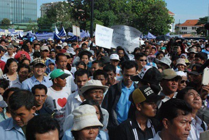 Demonstrators protest against Kem Sokha in Phnom Penh on June 9, 2013. Photo: RFA. 