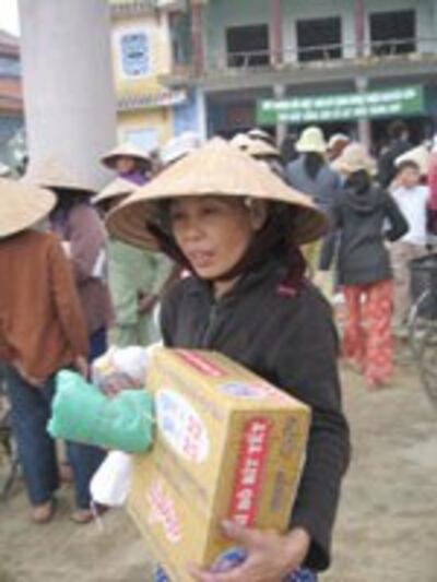 LuaVietCharityPoorPeople150c.jpg