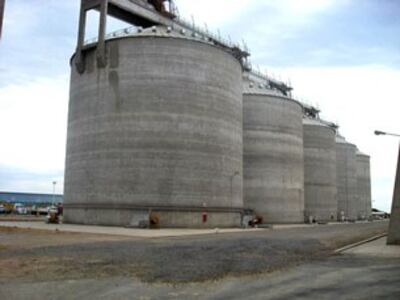 Một hế thống silos chứa lúa hoặc hàng ở Argentina.