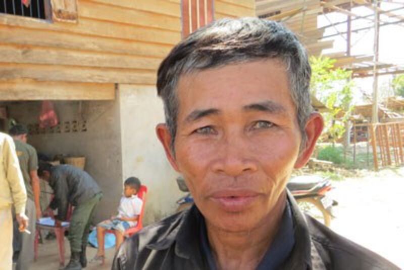 Activist Kuy Saroeun speaks with reporters in Siem Reap province, Feb. 6, 2015. Credit: RFA