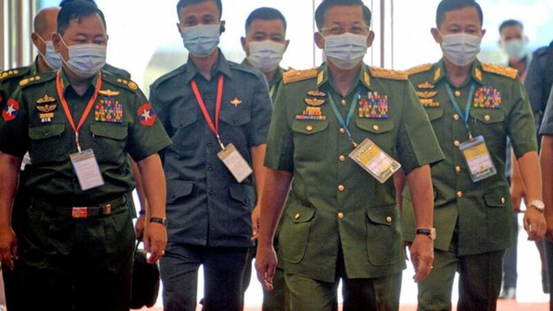 Myanmar's military chief Senior General Min Aung Hlaing (2nd from R) arrives for the fourth session of the 21st-Century Panglong Conference, Aug. 19, 2020.