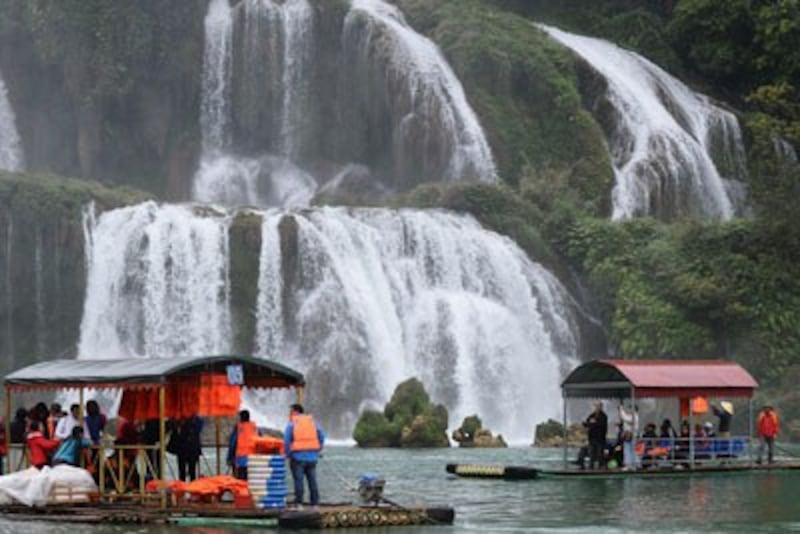 Khách du lịch Trung Quốc tại thác Bản Giốc ở tỉnh biên giới phía bắc Cao Bằng ngày 16 tháng 1 năm 2009.