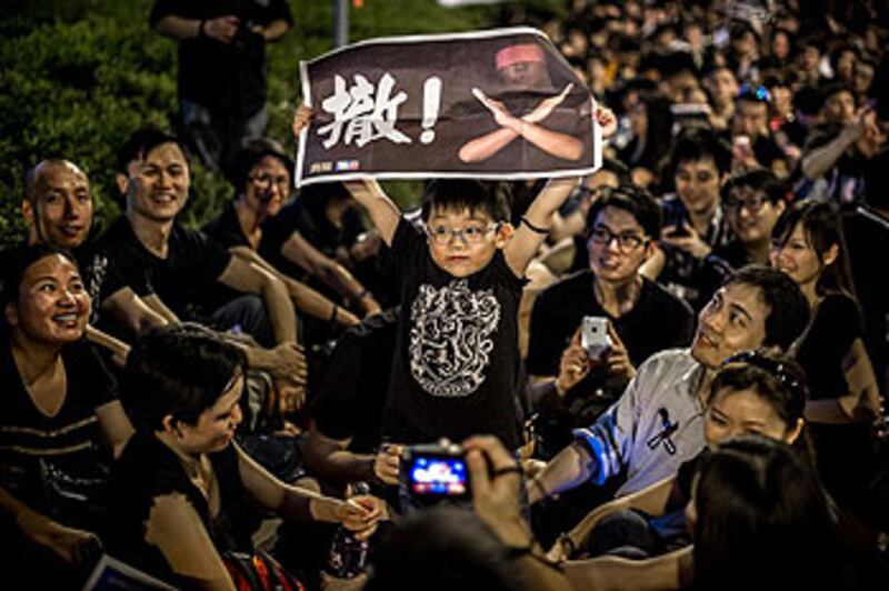 2012年9月7日深夜，成千上萬香港人聚集在政府總部的廣場上，表達反對國民教育的立場。（法新社圖片）