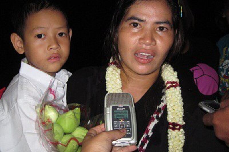 Boeung Kak Lake activist Tep Vanny speaks to reporters after her release from Prey Sar Prison, June 27, 2012. Photo credit: RFA.