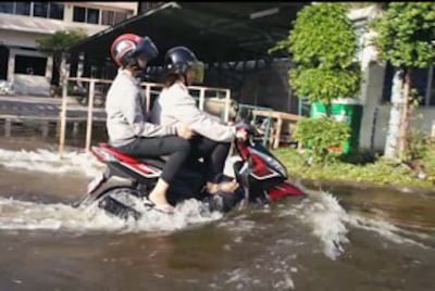 Nhiều nơi ngay sát thủ đô Bangkok nước đã lên trên nửa thước. RFA