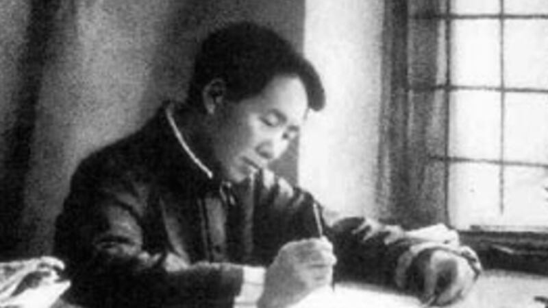 1938年毛泽东在延安书写《论持久战》，指示在敌后放手发动群众，扩大武装力量。（维基百科）