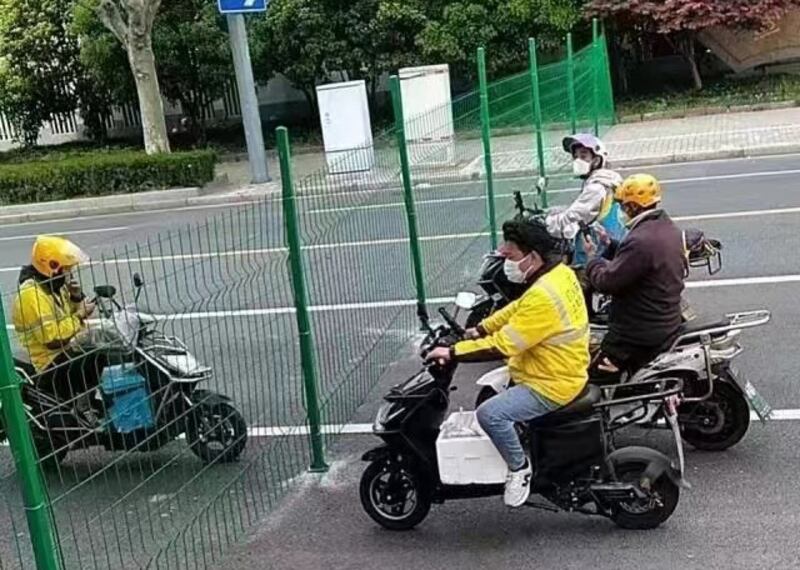 有送貨人士駕摩托車卻遭遇封路。（視頻截圖）