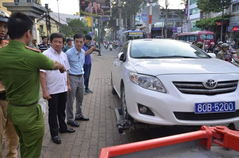 Ông Phó chủ tịch quận nhất, Đoàn Ngọc Hải, chỉ huy dọn dẹp vỉa hè trung tâm Sài Gòn hôm 27/2/2017.