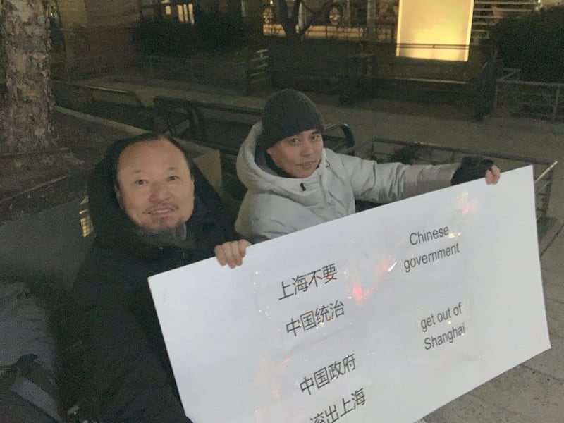 He Anquan (L) and Wang Lijin (R) take part in a hunger strike opposite the Chinese Consulate in New York, April 6, 2022. Credit: He Anquan's Twitter feed