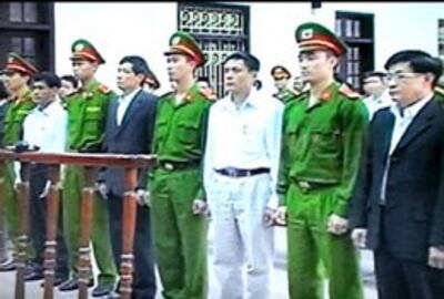 Các quan chức Tiên Lãng nghe tuyên án vào sáng 10/4. Screen capture