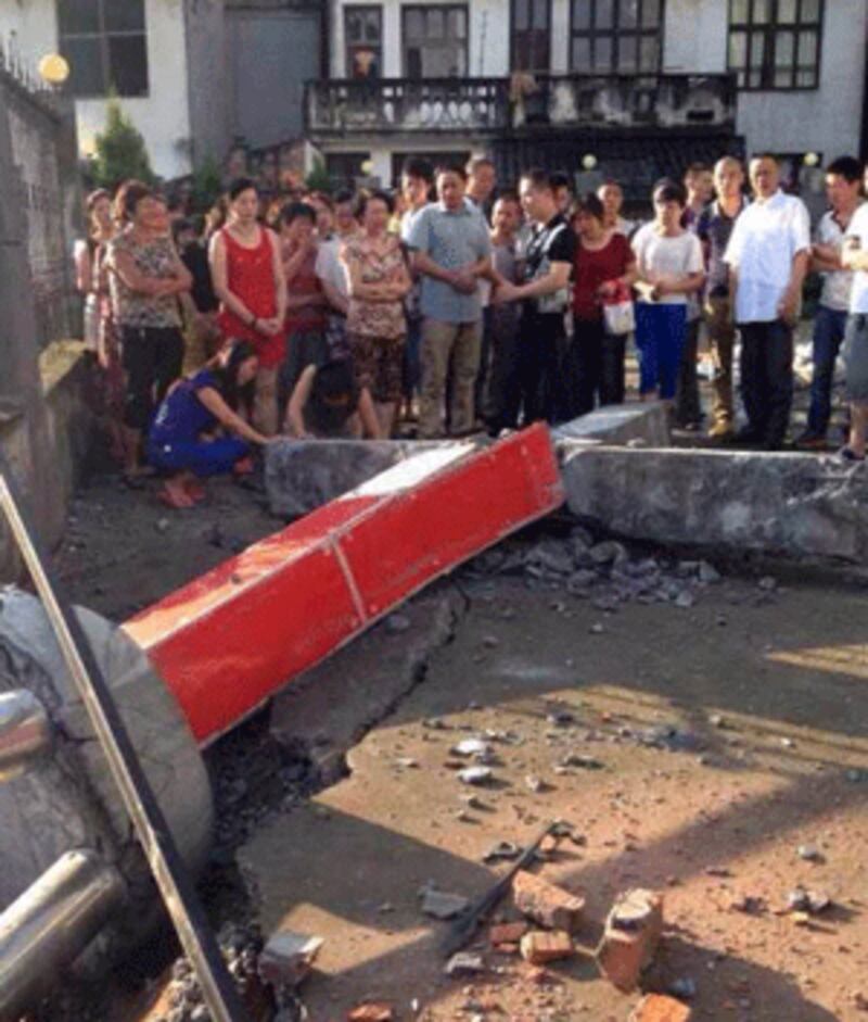 Guangming Church members look at the removed and broken cross. (Photo courtesy of a church member) 