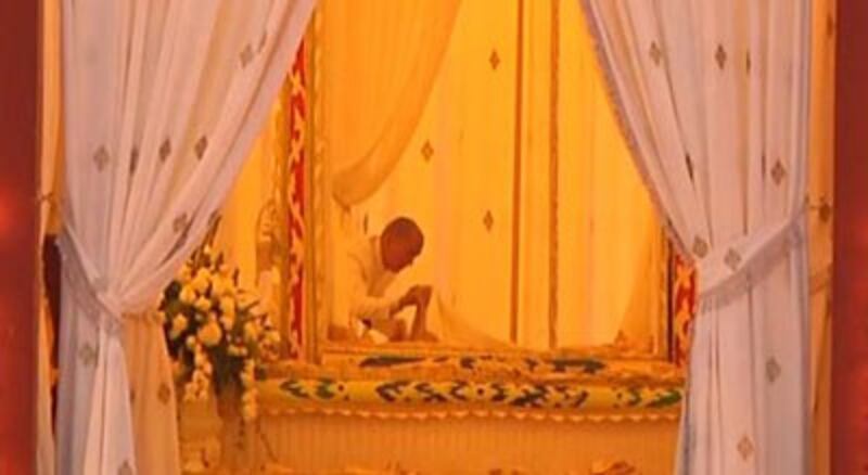 King Norodom Sihamoni views his father's body one last time before the cremation ceremony, Feb. 4, 2013. Credit: RFA