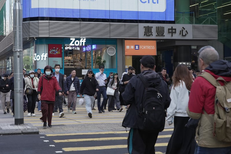 有市民認為，財赤每一個階層都有份造成，若只有普通市民去承擔是「不公道」。