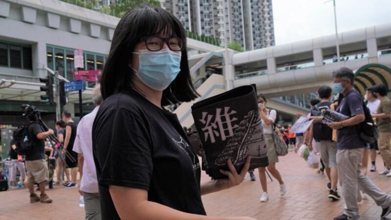 香港支联会副主席邹幸彤在街头呼吁民众参加维园六四烛光晚会（记者邓颖韬摄）