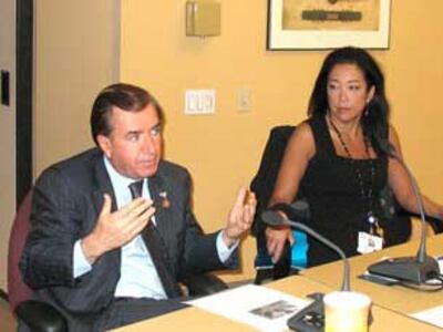 Dân Biểu Ed Royce (trái) và Bà Libby Liu, tổng giám đốc Đài Á Châu Tự Do, trong buổi hội thảo tại trụ sở đài RFA ở Washington DC hôm 15/07/2010. 