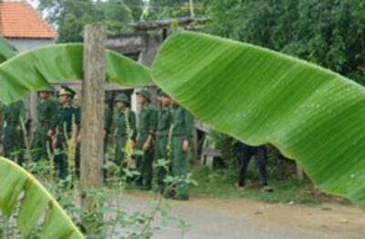 Bộ đội, công an bao vây giáo điểm Con Cuông tháng 7/2012. Photo courtesy of congdoanvinh.