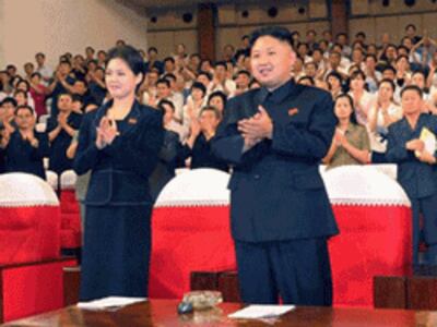 Lãnh đạo Triều Tiên Kim Jong Un và vợ là Sol-Ju Ri tại Bình Nhưỡng hôm 06-07-2012. AFP photo.