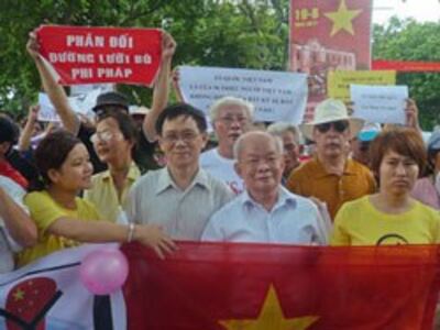 Giáo sư Nguyễn Huệ Chi và Nhà văn Nguyên Ngọc trong đoàn biểu tình chống Trung Quốc tại Hà Nội ngày 14-08-2011. Courtesy NguyenXuanDien. 