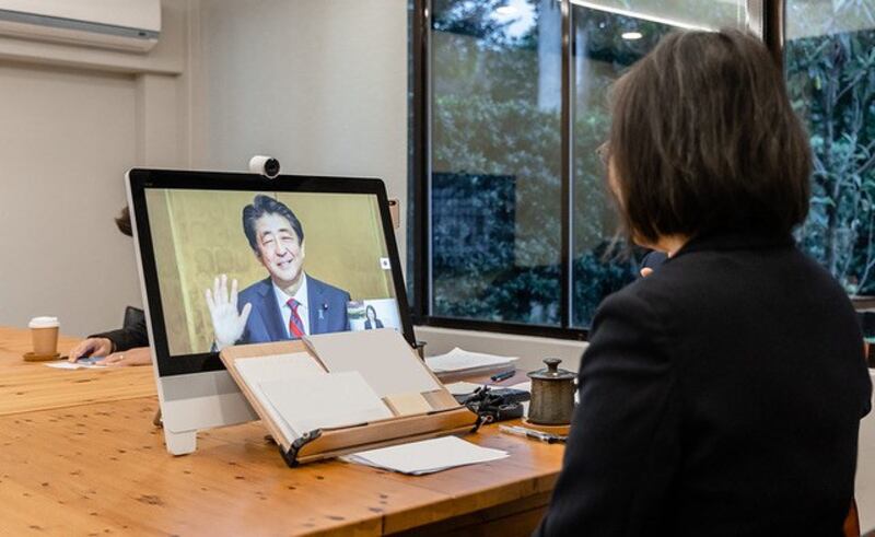 台湾总统蔡英文和日本前首相安倍晋三22日举行视讯对谈。(台湾总统府提供)