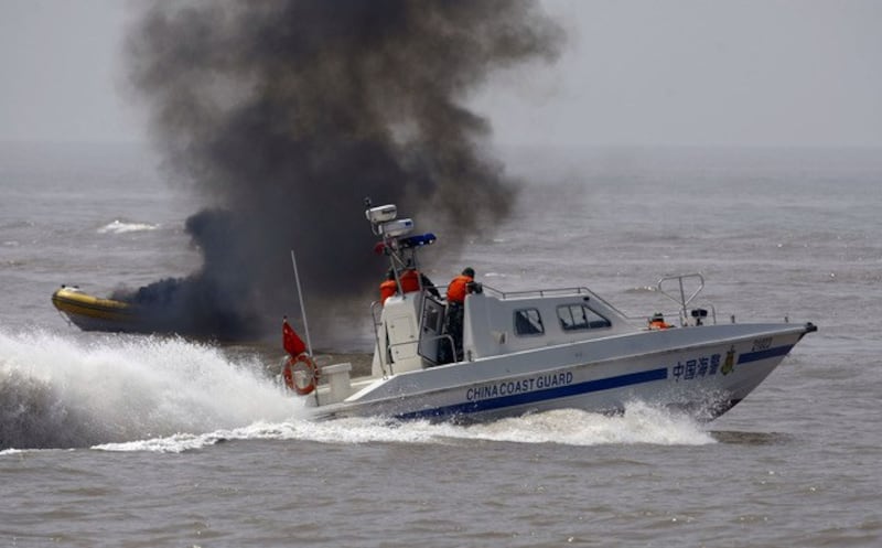 中国海警船2009年6月在上海港外安全演习。（AFP）