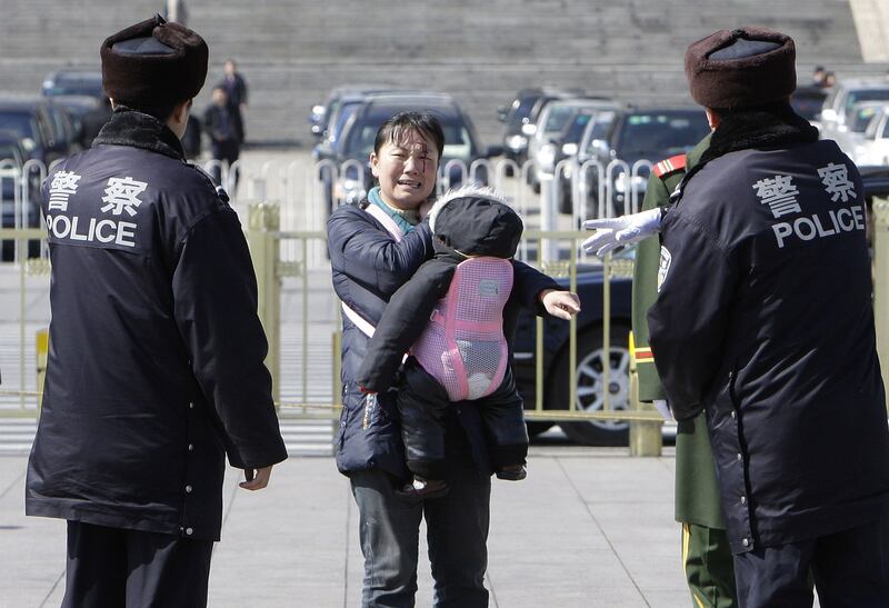 警察在天安门执勤，和一个母亲产生冲突。（美联社资料图片）