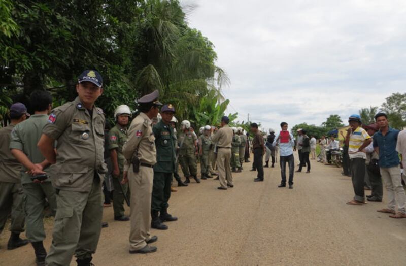 សកម្មភាព​របស់​សមត្ថកិច្ច​ប៉ូលិស​ឈរ​បណ្ដាក់​គ្នា​រារាំង​នៅ​ខាង​មុខ​ច្រក​ចូល ហាម​មិន​ឲ្យ​ប្រជាពលរដ្ឋ​នាំ​គ្នា​ចូល​រួម​ស្ដាប់​វេទិកា​សាធារណៈ​នៅ​ក្រោយ​ហេតុការណ៍​ចាប់ លោកស្រី មូរ សុខហួរ ប្រទាញ​ប្រទង់​គ្នា​រវាង​កង​ប៉ូលិស និង​អ្នក​ចូល​រួម នា​ក្រុង​បាត់ដំបង ខេត្ត​បាត់ដំបង កាល​ពី​ថ្ងៃ​ទី២២ ខែ​សីហា ឆ្នាំ​២០១៣។