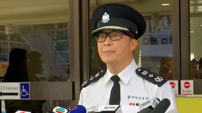 2019年11月22日，新任警务处处长邓炳强接受媒体表示，警方会按照不同的风险评估，安排警员驻守票站。（视频截图/路透社）