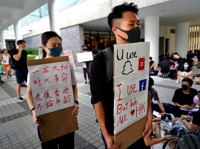 2019年8月22日，香港中学生在爱丁堡广场集会促政府撤回修例。（法新社）