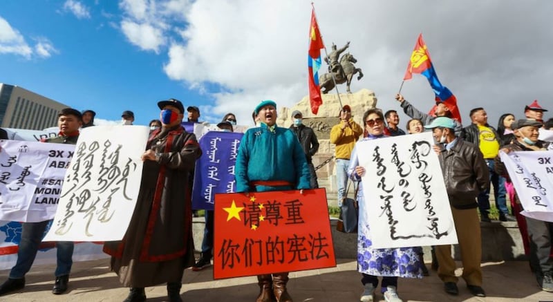 2020年9月15日，蒙古人在首都乌兰巴托集会抗议中国当局在内蒙古实行双语教学政策。（AFP）