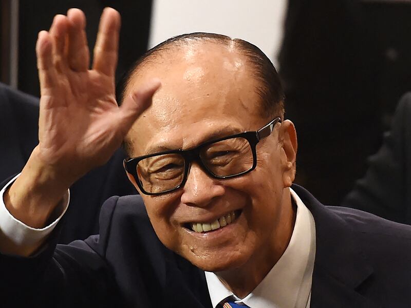 Li Ka-shing leaves a press conference in Hong Kong on March 16, 2018.