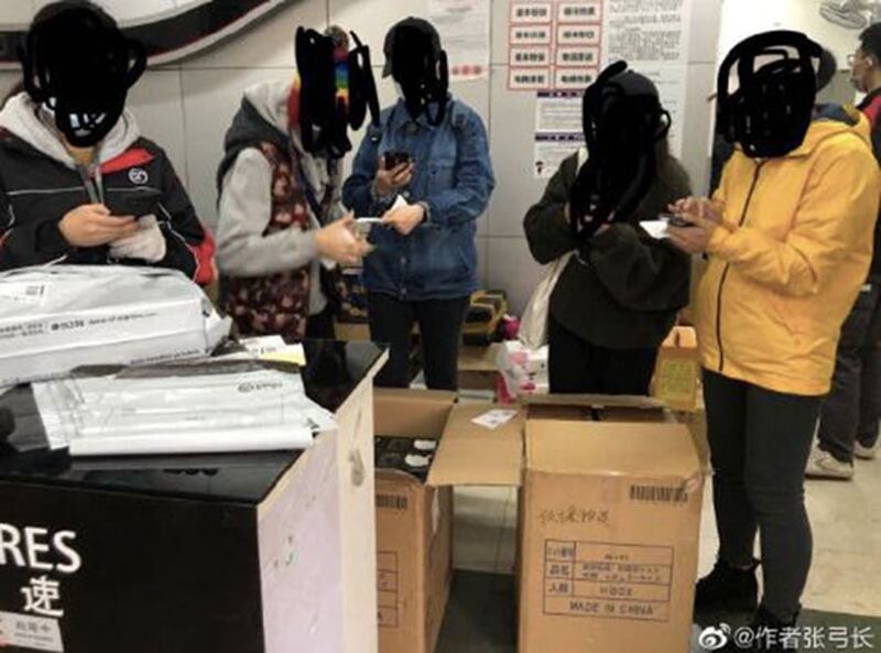 广西网民订购的口罩，包装箱上写有“救援物资”。（网络图片/乔龙提供）