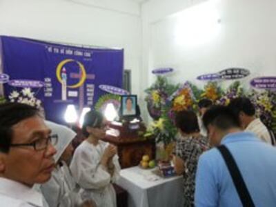 Lễ tang thầy giáo Đinh Đăng Định tại DCCT Sài Gòn hôm 06/04/2014. Courtesy Blog Quê Choa.