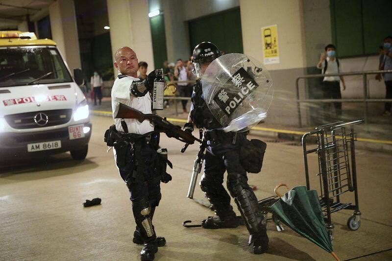 资料图片：2019年7月30日，香港葵涌警署警察。（美联社）