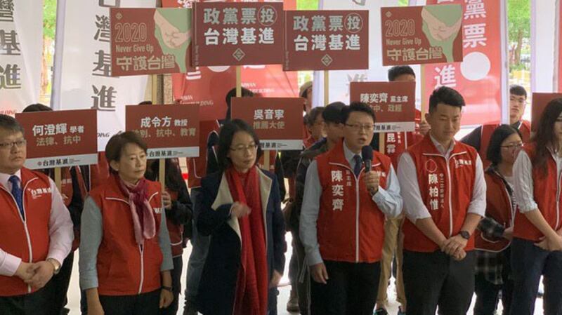 台湾基进党不分区立委参选人赴中选会登记。(记者 黄春梅摄)