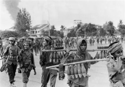 Thiếu niên bộ đội Khmer đỏ tiến vào Phnom Penh, 17 tháng 4, 1975. AFP photo.