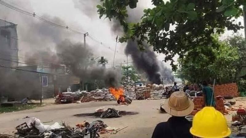 myanmar-barricades-burning-kalay-sagaing-apr8-2021.jpg