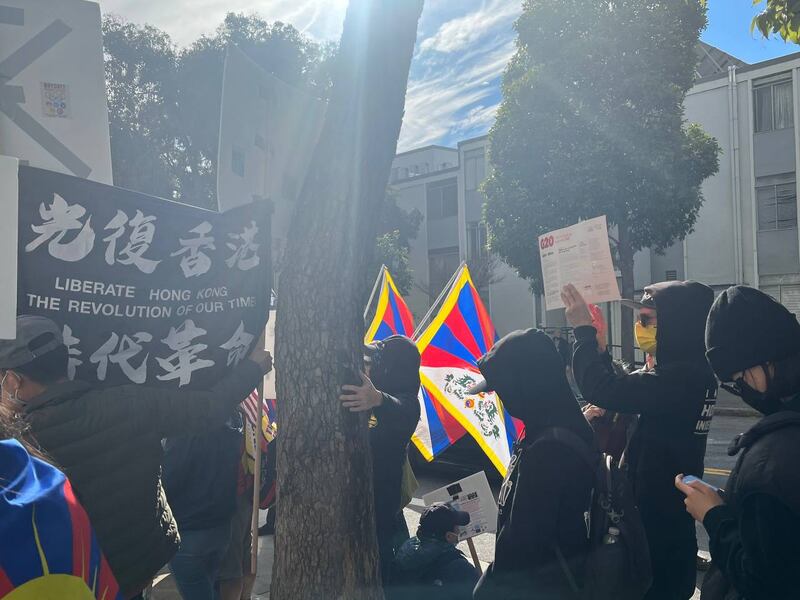 2022年2月3日，在旧金山中领馆外，进行抵制北京冬奥会示威的香港人举起“光时旗”。（范旭明提供）