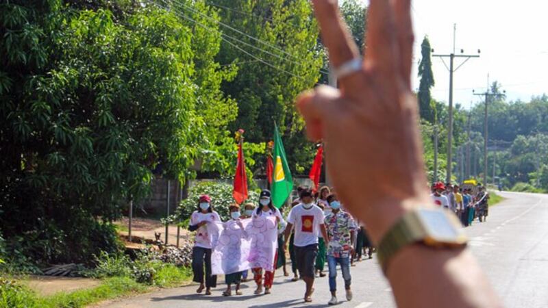 myanmar-protesters-salute-dawei-tanintharyi-apr28-2021.jpg