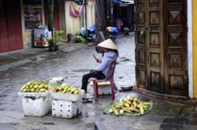 Một góc phố cổ Hội An với gánh hàng rong. AFP photo