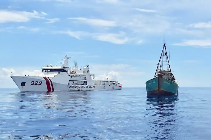 Hình minh hoạ. Hình chụp hôm 26/7/2020: tàu tuần duyên của Indonesia cạnh một tàu cá của ngư dân Việt Nam gần quần đảo Natuna của Indonesia