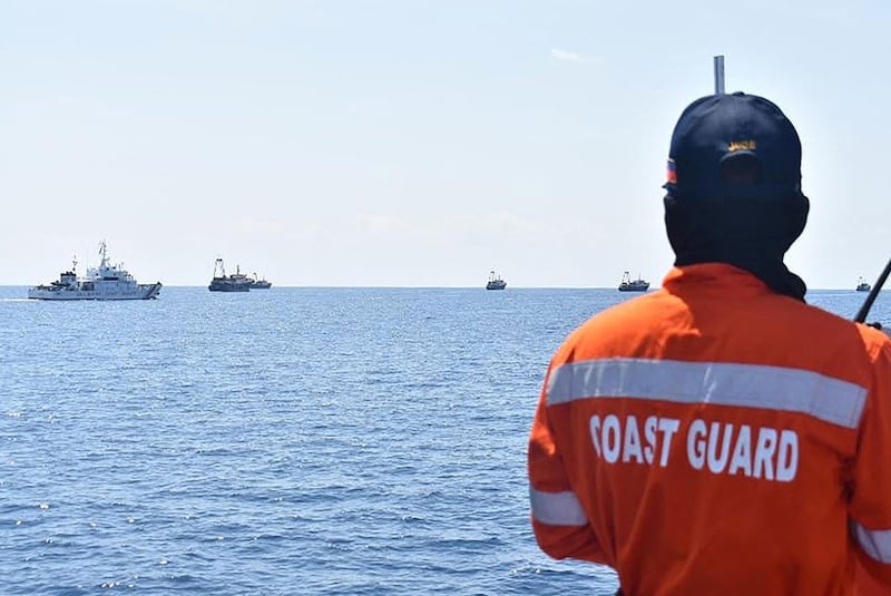 2021 年 5 月 5 日，菲律宾海岸警卫队人员在BRP 卡布拉号船上，监视中国船只在萨宾娜浅滩 (Sabina Shoal).。（法新社）