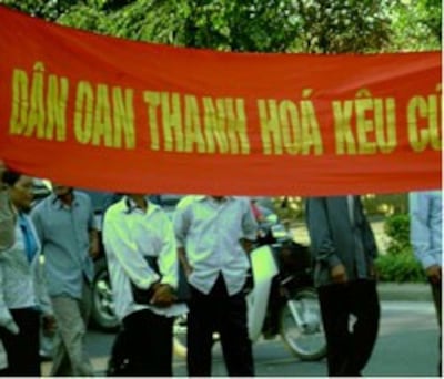 Dân oan Thanh Hóa xuống đường biểu tình ở thành phố Vinh. Hình do thính giả gửi đến RFA.