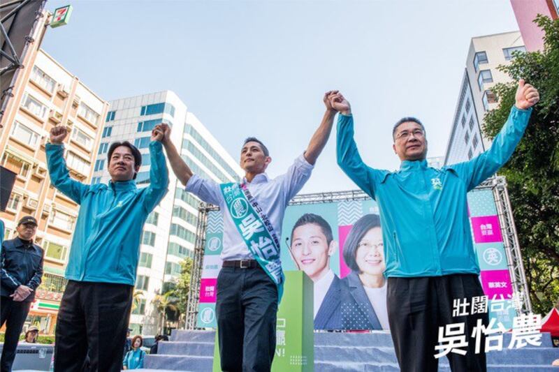 民进党立委参选人吴怡农(中)指控前总统蒋经国害他父亲失业。(截图自吴怡农FB)