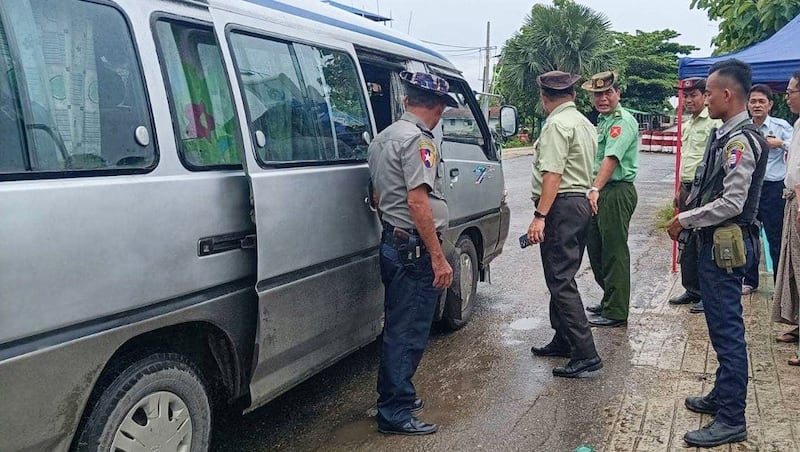 Myanmar junta authorities conduct inspections at the Dedaye bridge checkpoint in Pyapon district, Ayeyarwady region. (We Love Dedaye)